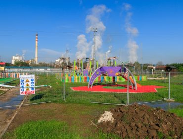 Estado actual de la ampliación del parque infantil de Rinconeda, cuyos trabajos de drenaje se inician estos días