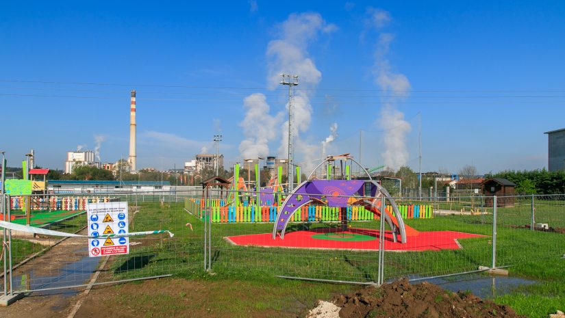 Estado actual de la ampliación del parque infantil de Rinconeda, cuyos trabajos de drenaje se inician estos días