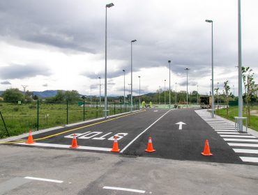 Obras de remate y pintado del nuevo aparcamiento de Rinconeda, situado junto al campo de fútbol y la zona de ocio