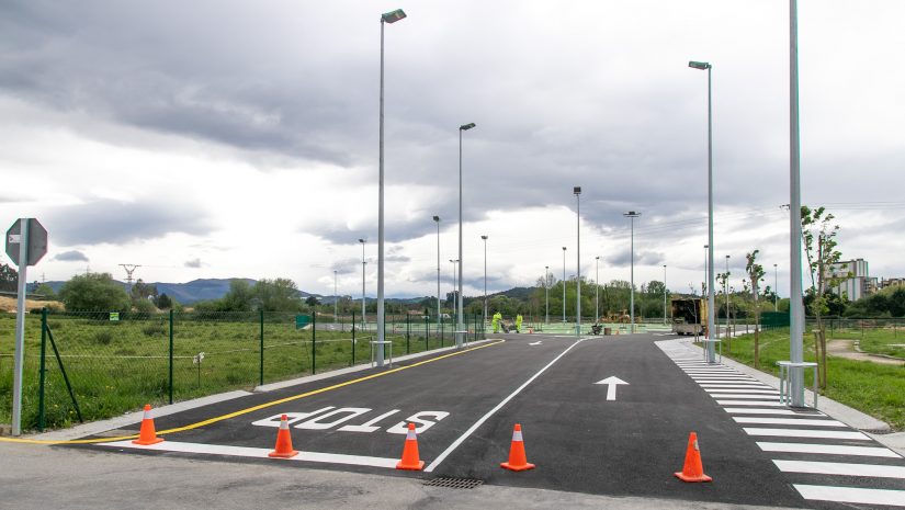 Obras de remate y pintado del nuevo aparcamiento de Rinconeda, situado junto al campo de fútbol y la zona de ocio