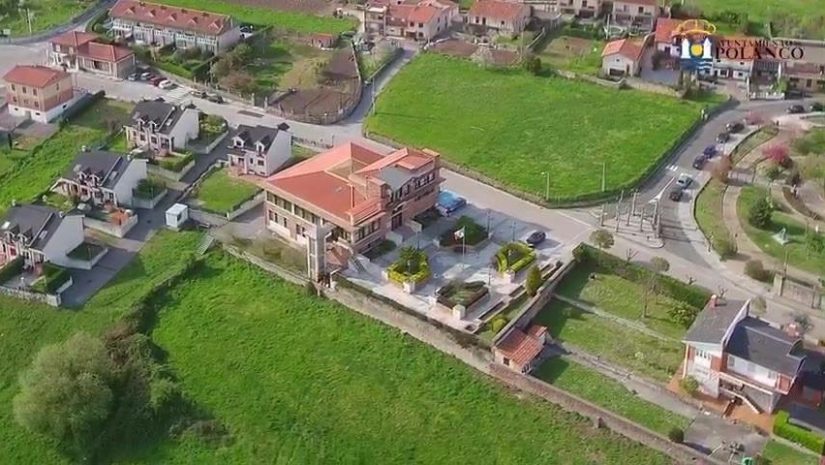 Vista aérea del centro de Polanco, con el Ayuntamiento en primer plano