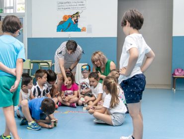 La alcaldesa de Polanco, Rosa Díaz Fernández, y la concejal de Juventud, Alicia Martínez Bustillo, durante su visita al campamento urbano del colegio Pérez Galdós en 2019