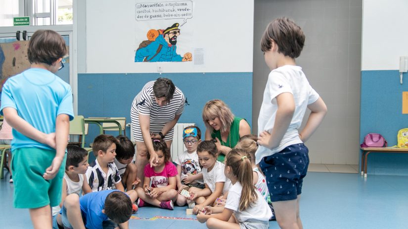 La alcaldesa de Polanco, Rosa Díaz Fernández, y la concejal de Juventud, Alicia Martínez Bustillo, durante su visita al campamento urbano del colegio Pérez Galdós en 2019