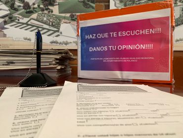 Urna y encuestas dispuestas en el punto informativo situado en el Ayuntamiento de Polanco