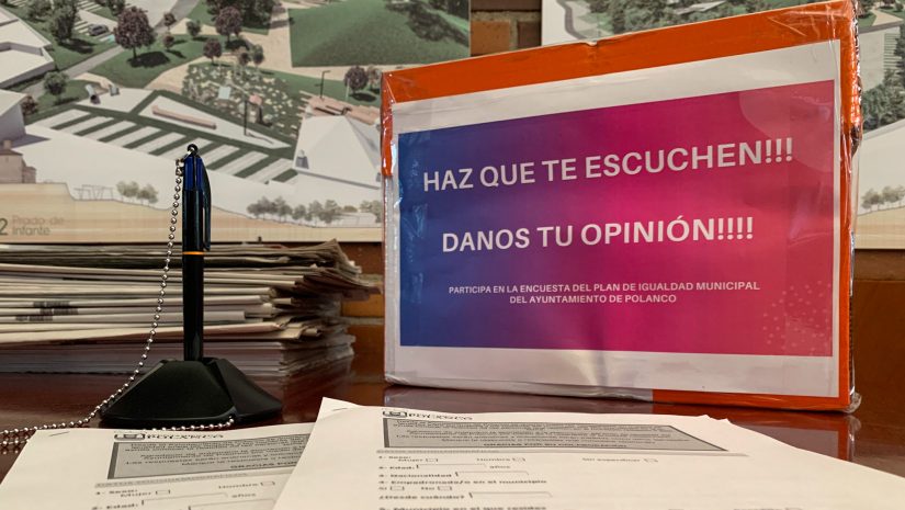Urna y encuestas dispuestas en el punto informativo situado en el Ayuntamiento de Polanco