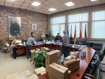 Alcaldesa y concejales preparando los lotes de material didáctico que se repartirán desde mañana