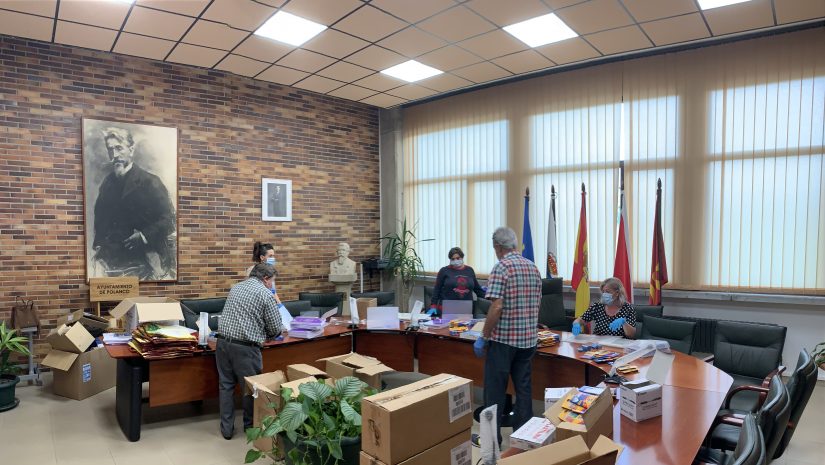 Alcaldesa y concejales preparando los lotes de material didáctico que se repartirán desde mañana