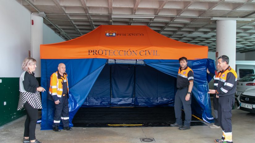 El Ayuntamiento de Polanco ha adquirido para la agrupación de Protección Civil una carpa multiusos de 4,5x3 metros , que por sus características se puede habilitar como Puesto de Mando Avanzado (PMA) y acoger una zona para atención a heridos, además de para toda clase de situaciones de emergencia. Este nuevo equipamiento está confeccionado en material ignífugo y cuenta con ventanas y mosquiteras, lo que permite su utilización tanto para resguardar a los voluntarios en la distintas intervenciones que realizan a lo largo del año como al personal de los demás servicios de emergencias que acuden a estos eventos. El concejal de Protección Civil de Polanco, Pedro Roca, explica que la compra de este equipamiento ha supuesto una inversión cercana a los 4.800 euros, a su juicio una adquisición "importante pero muy necesaria", ya que la agrupación no disponía de una carpa de estas características, que su pudiese utilizar en todo tipo de situaciones de emergencia. Como ejemplo, resalta la posibilidad de habilitar en su interior varias camillas para atender emergencias sanitarias o la de utilizar la carpa como PMA, ya que ello constituye un elemento esencial para el seguimiento y control de las actuaciones de emergencias. Roca recuerda que la agrupación de Protección Civil de Polanco cuenta en la actualidad con 12 voluntarios y dispone de dos vehículos y un camión, así como remolque con un equipo de agua nebulizada para controlar y sofocar pequeños incendios, además de otro esparcir sal sobre las carreteras. El concejal resalta que el objetivo del equipo de gobierno es seguir mejorando el equipamiento de la agrupación en función de las posibilidades presupuestarias, en especial para actualizar la uniformidad de los voluntarios y renovar alguno de los vehículos más antiguos, además de dotarlos de nuevos equipos para casos como pequeños fuegos o derrames. Por su parte, la alcaldesa de Polanco, Rosa Díaz Fernández, asegura que la compra de la nueva carpa es una prueba del compromiso municipal con la agrupación de voluntarios y, de forma especial, con el "trabaja solidario y altruista" que realizan en favor de los vecinos del municipio. A la vez, alaba el trabajo que llevan a cabo los voluntarios a lo largo de todo el año, aunque de forma especial durante la cuarentena, ya que han participado en los distintos servicios de atención al vecino puestos en marcha en este tiempo, desde el reparto de alimentos o medicinas a personas mayores, hasta la distribución de mascarillas o libros, así como felicitar los cumpleaños a los niños confinados en sus casas.