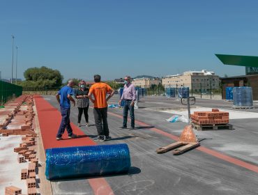 La alcaldesa y el concejal de Deportes revisan los trabajos de colocación del pavimento especial en la pista de atletismo