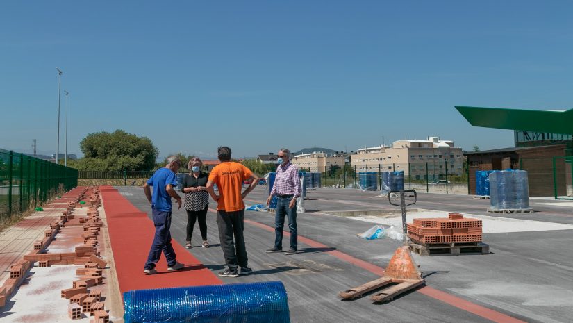 La alcaldesa y el concejal de Deportes revisan los trabajos de colocación del pavimento especial en la pista de atletismo