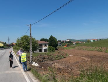 La alcaldesa y el concejal de Obras asisten al inicio de los trabajos de la nueva carretera de Cumbrales