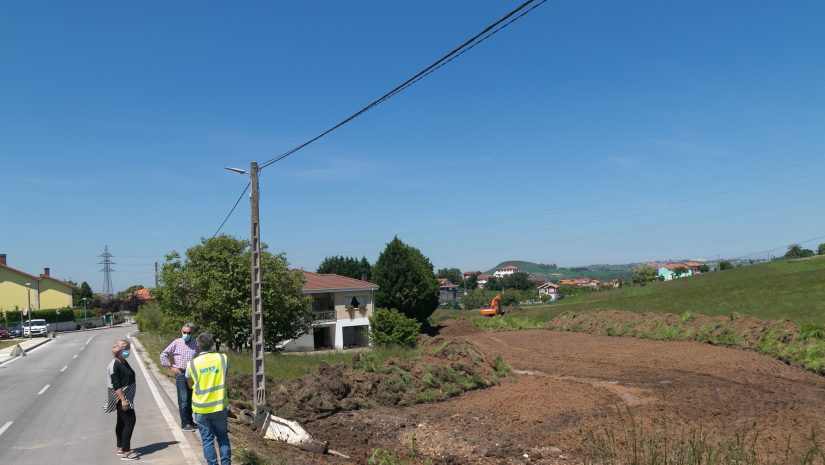 La alcaldesa y el concejal de Obras asisten al inicio de los trabajos de la nueva carretera de Cumbrales