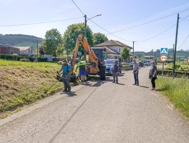 La alcaldesa de Polanco, Rosa Díaz Fernández, y los concejales de Barrios, Fernando Sañudo, y de Obras, Avelino Rodríguez Muriedas, asisten al inicio de los trabajos de desbroce de caminos