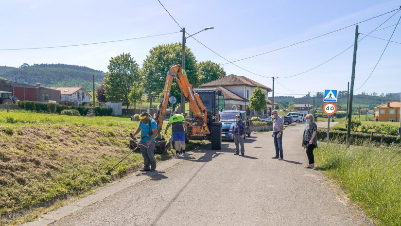 La alcaldesa de Polanco, Rosa Díaz Fernández, y los concejales de Barrios, Fernando Sañudo, y de Obras, Avelino Rodríguez Muriedas, asisten al inicio de los trabajos de desbroce de caminos