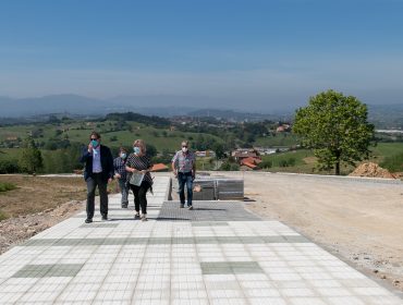 Alcaldesa, concejales y representante de la empresa comprueban la marcha de los trabajos de urbanización en la zona de Alto Pedroa