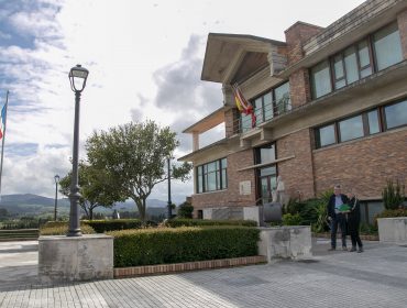 La alcaldesa revisa las nuevas luminarias con tecnología Led que está instalando el Ayuntamiento en distintos puntos del municipio