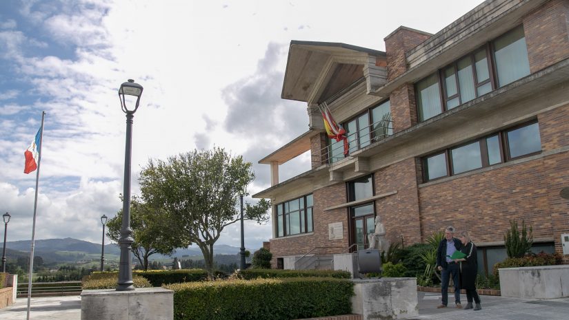 La alcaldesa revisa las nuevas luminarias con tecnología Led que está instalando el Ayuntamiento en distintos puntos del municipio