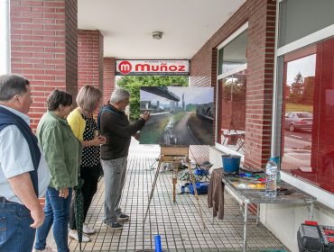 La alcaldesa, Rosa Díaz Fernández, y la concejal de Cultura, Alicia Martínez Bustillo, asisten al desarrollo del concurso de pintura al aire libre del pasado año