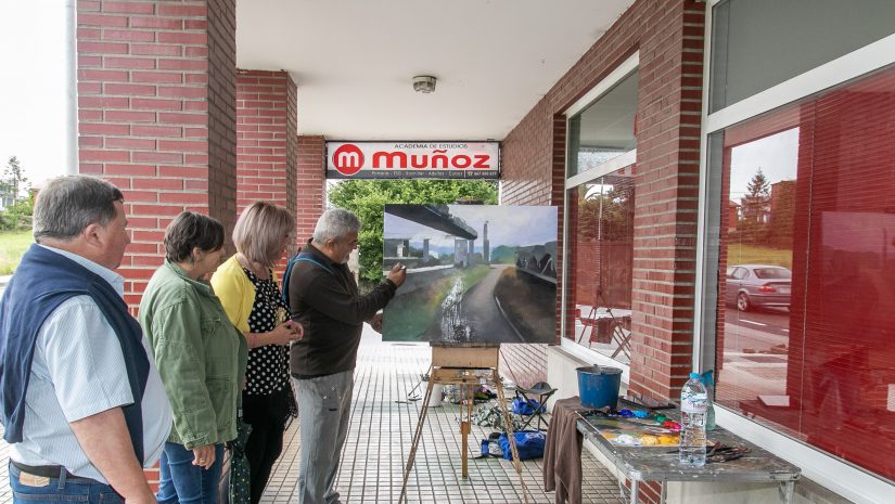 La alcaldesa, Rosa Díaz Fernández, y la concejal de Cultura, Alicia Martínez Bustillo, asisten al desarrollo del concurso de pintura al aire libre del pasado año