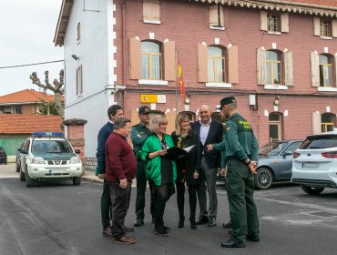 Los tres alcaldes y los responsables de la Guardia Civil durante una visita al Cuartel de Polanco (Archivo)