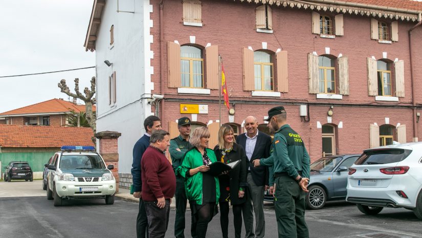 Los tres alcaldes y los responsables de la Guardia Civil durante una visita al Cuartel de Polanco (Archivo)