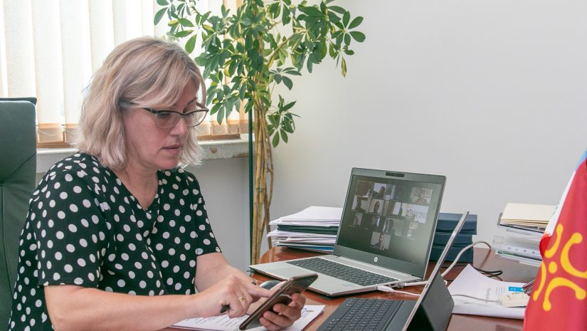 La alcaldesa, Rosa Díaz Fernández, presidiendo el pleno telemático donde se aprobó el programa de ayudas a autónomos y micropymes