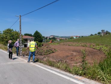 La alcaldesa y el concejal de Obras, Avelino Rodríguez Muriedas, en el inicio de los trabajos de construcción