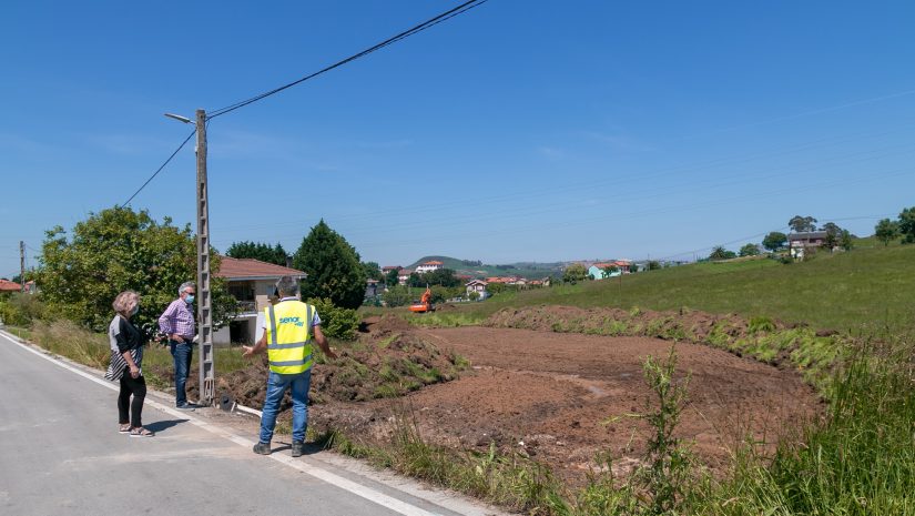 La alcaldesa y el concejal de Obras, Avelino Rodríguez Muriedas, en el inicio de los trabajos de construcción