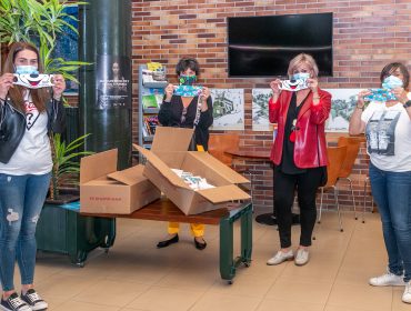 La alcaldesa, Rosa Díaz; la concejal de Educación, Alicia Martínez Bustillo, y las presidentas e las Ampas muestran las mascarillas infantiles que serán repartidas