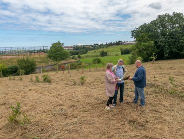 La alcaldesa de Polanco, Rosa Díaz Fernández, y el concejal Avelino Rodríguez Muriedas visitan la finca donde se instalará la pista multideporte