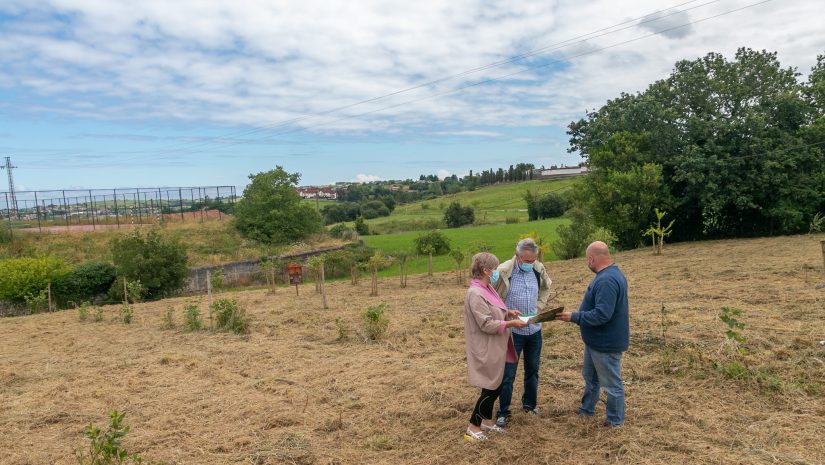 La alcaldesa de Polanco, Rosa Díaz Fernández, y el concejal Avelino Rodríguez Muriedas visitan la finca donde se instalará la pista multideporte