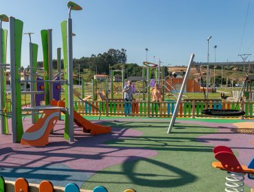 La alcaldesa de Polanco, Rosa Díaz Fernández, y el concejal de Obras, Avelino Rodríguez Muriedas, inspeccionado el ampliado parque infantil de Rinconeda que mañana entra en servicio