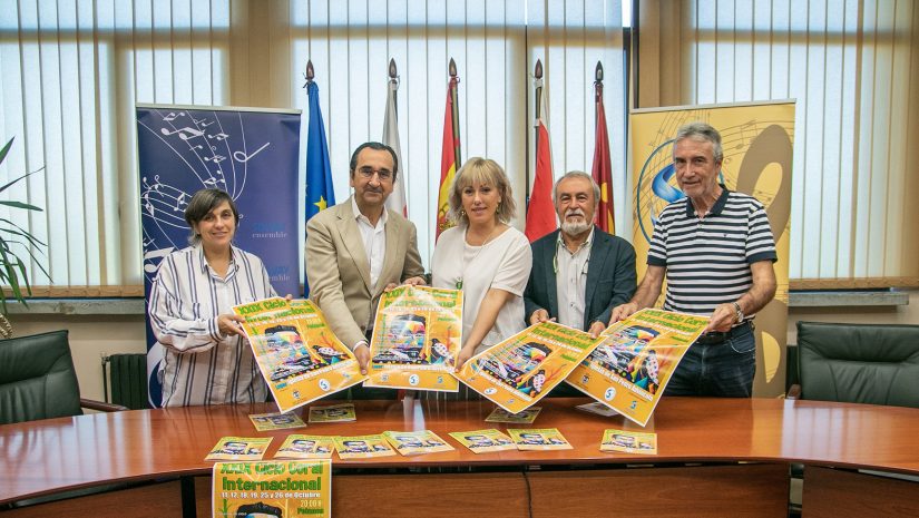 La alcaldesa y organizadores durante la presentación del Ciclo Coral Internacional de Polanco del pasado año