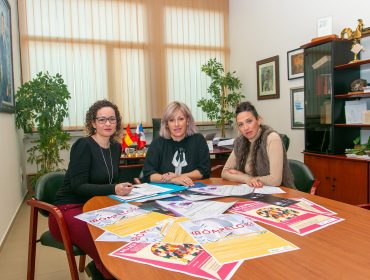 La alcaldesa de Polanco (en el centro) y la concejal de Igualdad (a la derecha) durante la presentación de una actividad