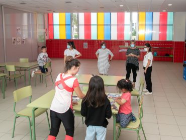 La alcaldesa de Polanco, Rosa Díaz Fernández, y la concejal de Juventud y Educación, Alicia Martínez Bustillo, visitando el campamento urbano