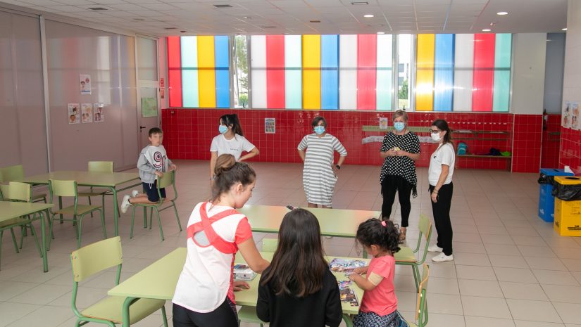 La alcaldesa de Polanco, Rosa Díaz Fernández, y la concejal de Juventud y Educación, Alicia Martínez Bustillo, visitando el campamento urbano