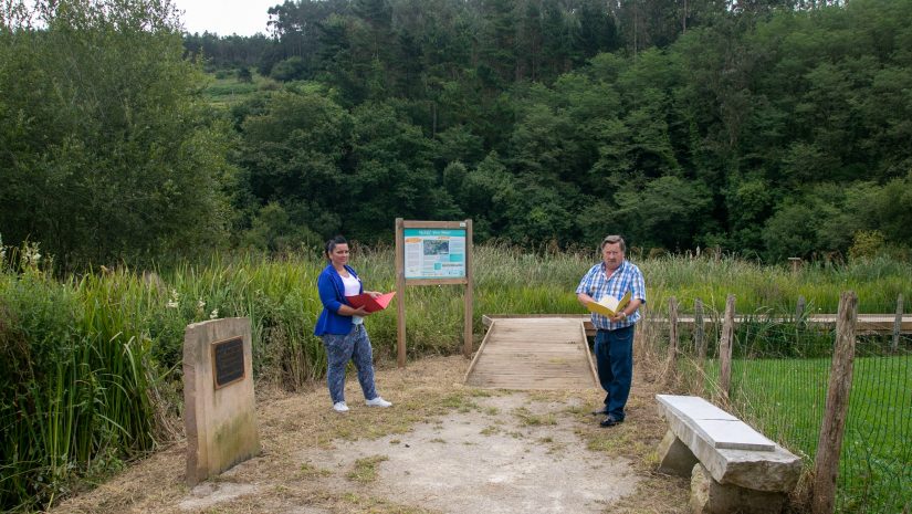 Los concejales de Medio Ambiente, Isabel Herrera, y de Barrios, Fernando Sañudo, visitando los accesos al Pozo Tremeo