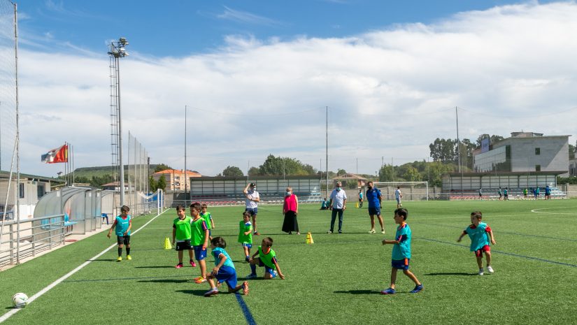 La alcaldesa de Polanco, Rosa Díaz Fernández, y el concejal de Deportes, Avelino Rodríguez Muriedas, durante su visita al campus