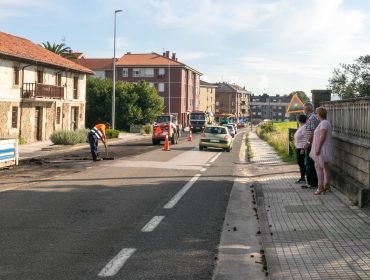 La alcaldesa de Polanco, Rosa Díaz Fernández, y los concejales Avelino Rodríguez Muriedas y Alicia Martínez Bustillo visitando la zona donde se desarrollan los trabajos