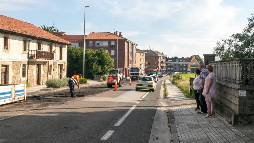 La alcaldesa de Polanco, Rosa Díaz Fernández, y los concejales Avelino Rodríguez Muriedas y Alicia Martínez Bustillo visitando la zona donde se desarrollan los trabajos