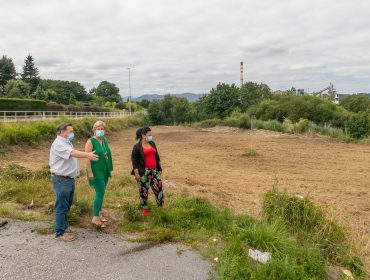 La alcaldesa, Rosa Díaz Fernández, y los concejales de Medio Ambiente y Barrios comprueban la limpieza de una finca abandonada en Requejada