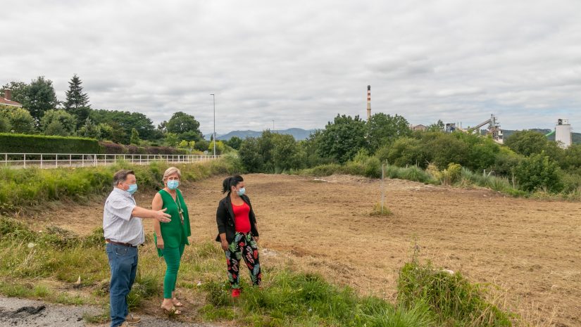 La alcaldesa, Rosa Díaz Fernández, y los concejales de Medio Ambiente y Barrios comprueban la limpieza de una finca abandonada en Requejada