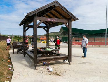 Los concejales de Medio Ambiente y Barrios, Isabel Herrera y Fernando Sañudo, comprueban los daños ocasionados en el mobiliario urbano en el parque de Requejada tras un reciente acto vandálico