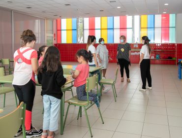 La alcaldesa, Rosa Díaz Fernández, y la concejal de Educación, Alicia Martínez Bustillo, en una reciente visita a las actividades escolares de verano