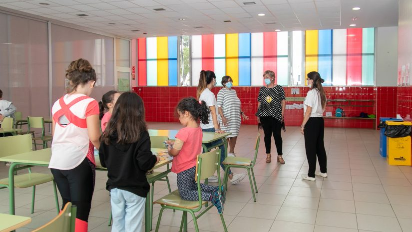 La alcaldesa, Rosa Díaz Fernández, y la concejal de Educación, Alicia Martínez Bustillo, en una reciente visita a las actividades escolares de verano