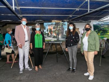 La alcaldesa, Rosa Díaz Fernández; la concejal de Cultura, Alicia Martínez Bustillo, el director de Solvay Química, Jorge Oliveira, y la artista ganadora Leticia Gaspar García