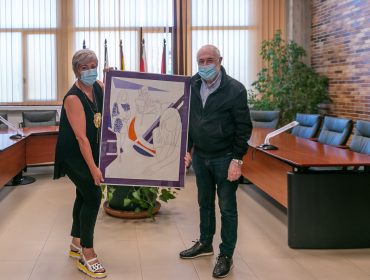 La alcaldesa de Polanco, Rosa Díaz Fernández, recibe del pintor Pedro Sobrado la obra