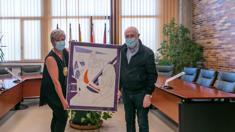 La alcaldesa de Polanco, Rosa Díaz Fernández, recibe del pintor Pedro Sobrado la obra