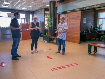 La alcaldesa, Rosa Díaz Fernández, recibe las explicaciones de los técnicos en prevención de riesgos laborales