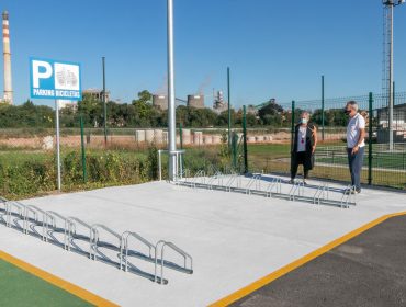 La alcaldesa de Polanco, Rosa Díaz Fernández, y el concejal de Obras, Avelino Rodríguez Muriedas, junto al primer aparcabicicletas instalado en Rinconeda